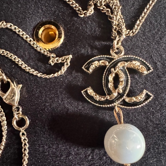 ElegantCHANEL Gold and Silver Pendant Necklace